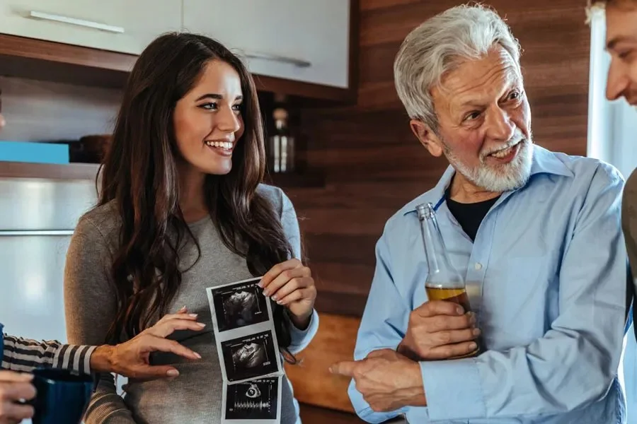 Quand est-ce le bon moment d'annoncer sa grossesse aux futurs grands-parents ?